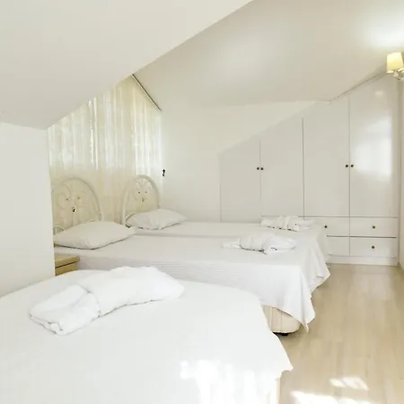 Azure Ev Aparthotel *